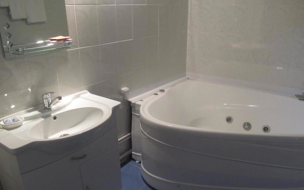 Люкс с кроватью размера King‑Size и джакузи <br> Цена 4 200 ₽